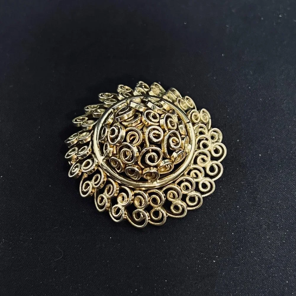 Vintage Monet Gold Tone Open Work Hat Shaped Brooch (5008) - Picture 2 of 5